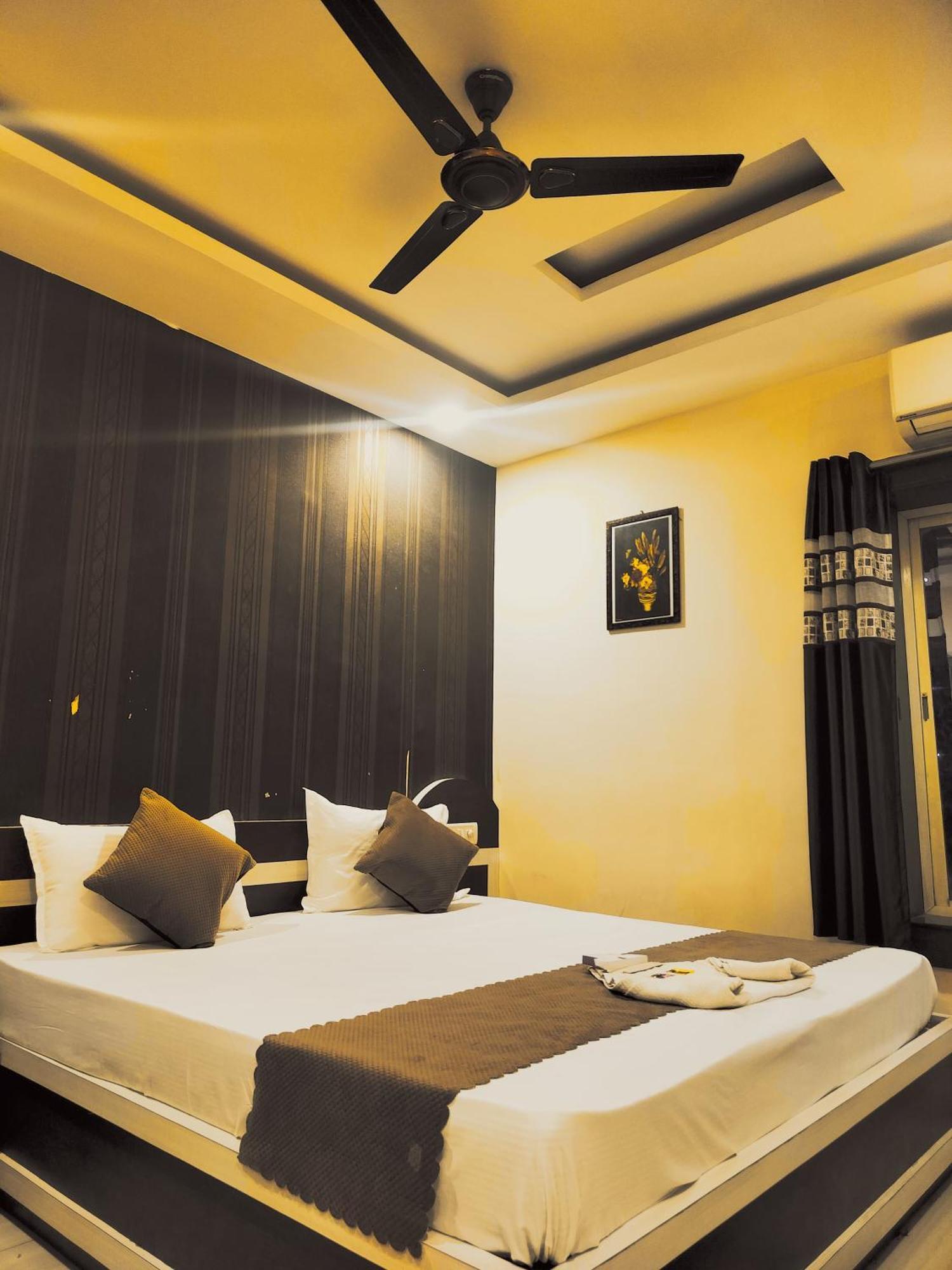 Hotel R K Palace Bhopal Bagian luar foto