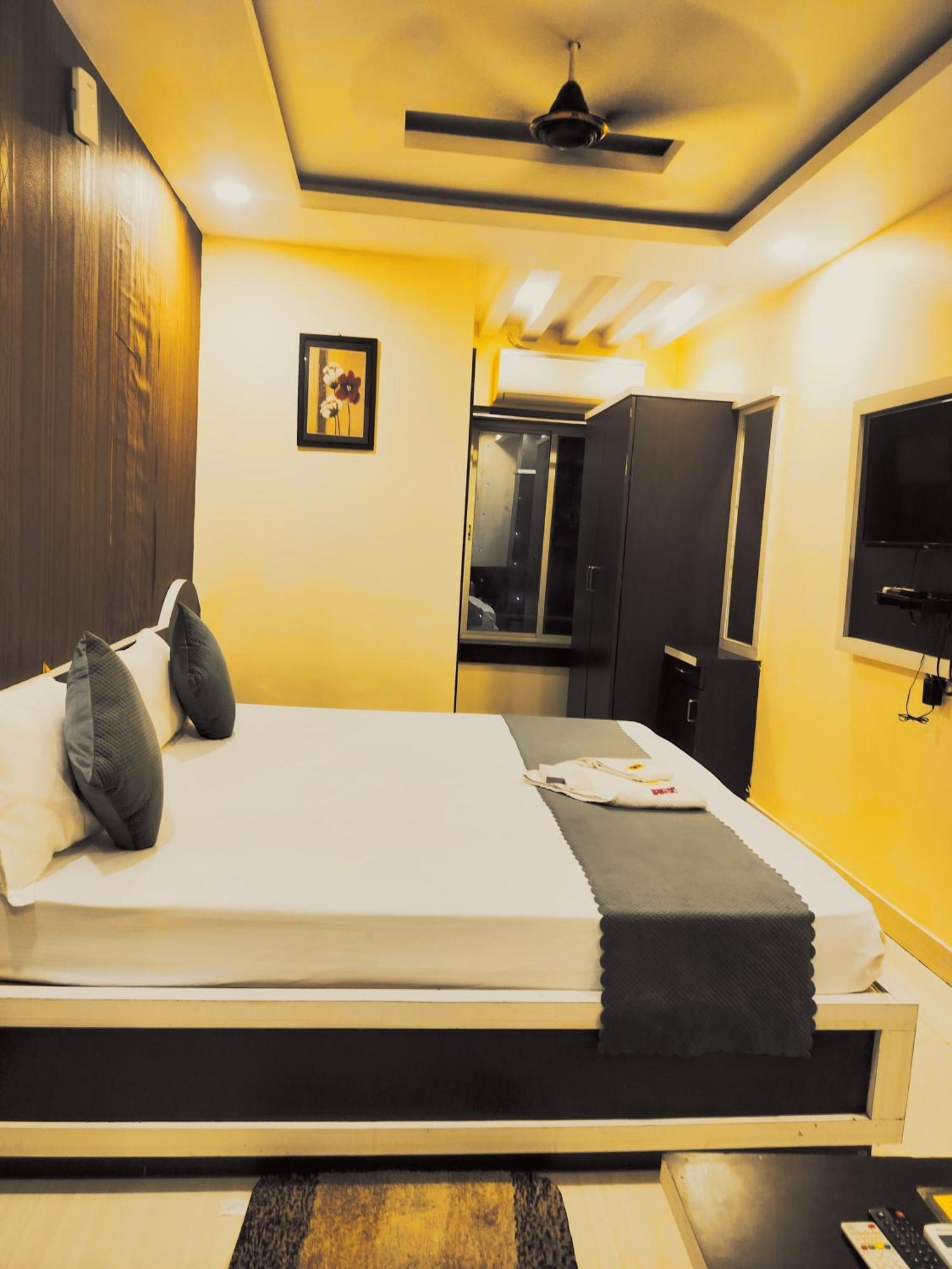 Hotel R K Palace Bhopal Bagian luar foto